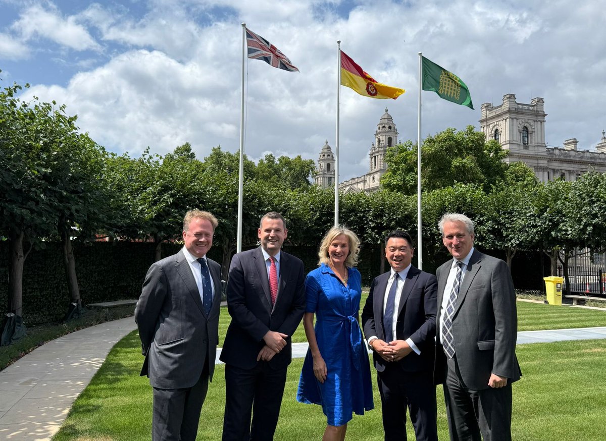 AlanMakMP's tweet image. Happy Hampshire Day!
A great opportunity to celebrate everything that makes the #Havant Constituency and the wider county special!
The Hampshire flag is flying in Parliament and great to be joined by some fellow Hampshire MPs in marking the occasion!