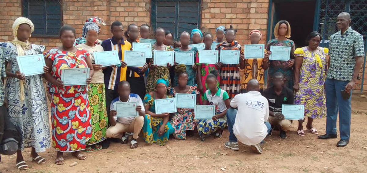jrsWaf's tweet image. 🌟Education 🌟
We're thrilled to announce the certification of 22 preschool educators from the Bambari Pedagogical Center in #CAR after a 15-day intensive training! This JRS project in partnership with @UNICEF_CAR, is co-financed by the Archdiocese of Cologne and @EduCannotWait📚