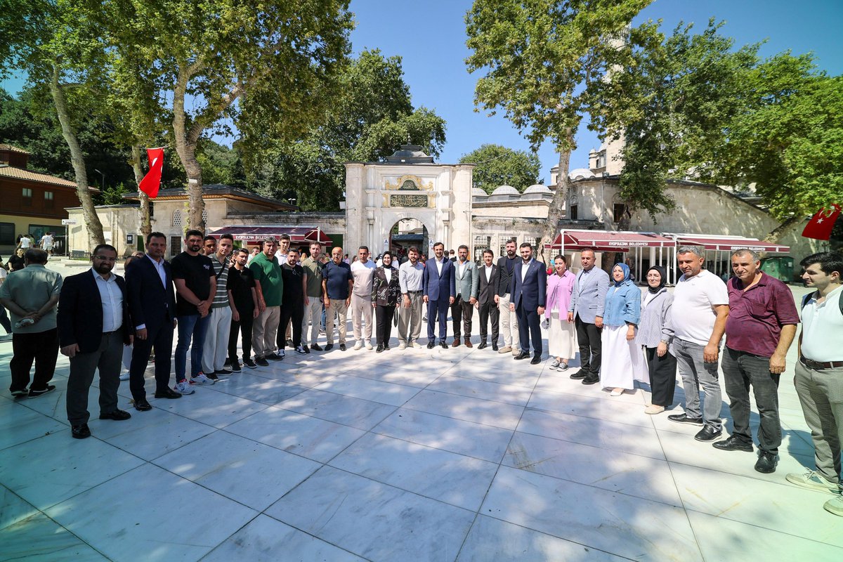 Eyüpsultan ziyaretimizde esnaf ve vatandaşlarımızla sohbet ettik. Hem günün anlam ve önemine binaen hem de bağımsızlığımızın nişanesi olan bayrağımızı hediye ettik. Coşkuyu birlikte yaşayınca güzel 🇹🇷

Zaferin Adı Türkiye 🇹🇷