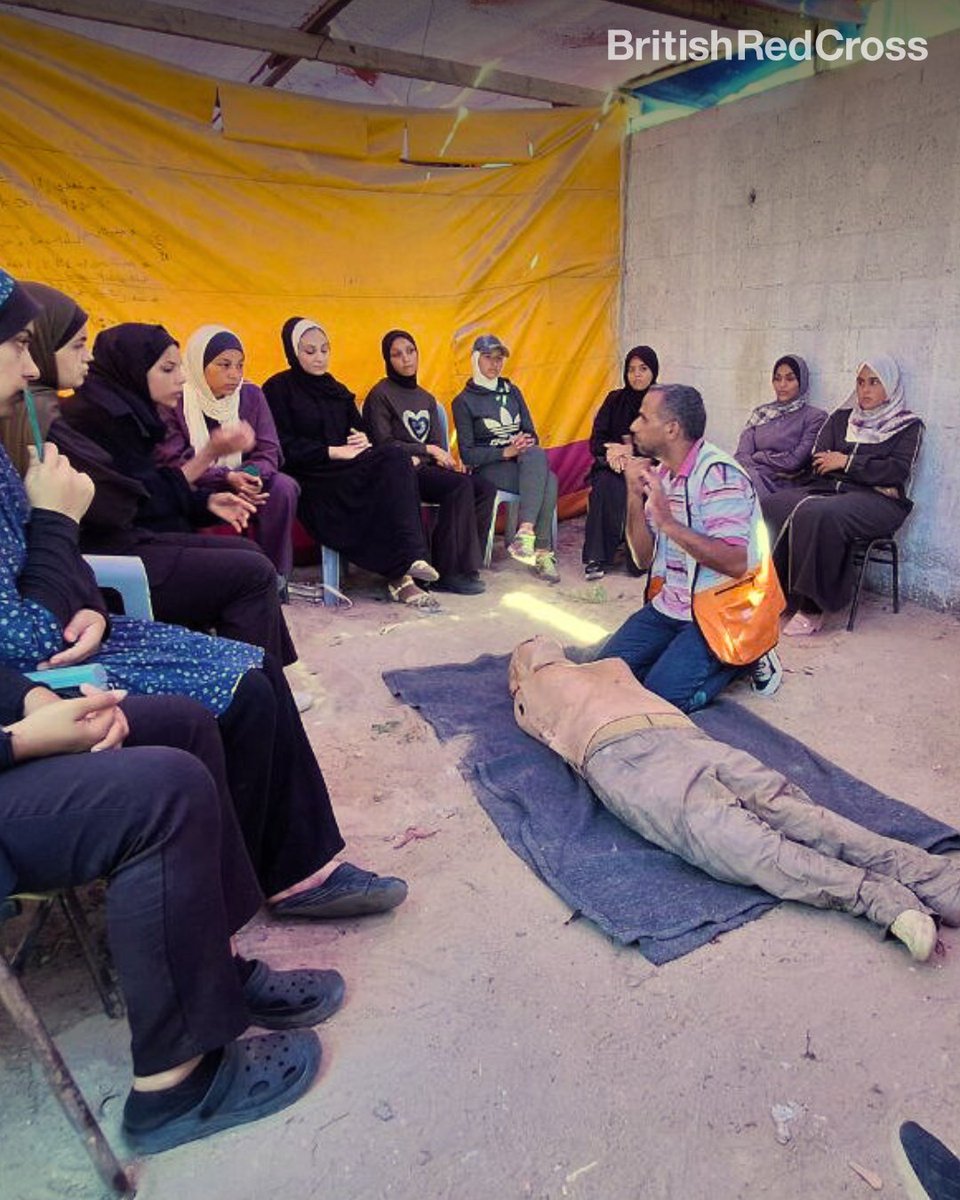 BritishRedCross's tweet image. This World Youth Skills Day, we're spotlighting young people in Gaza who've been forced to flee their homes but are learning first aid skills so they can help others.
These empowering workshops are being run by Palestine Red Crescent Society staff and volunteers.