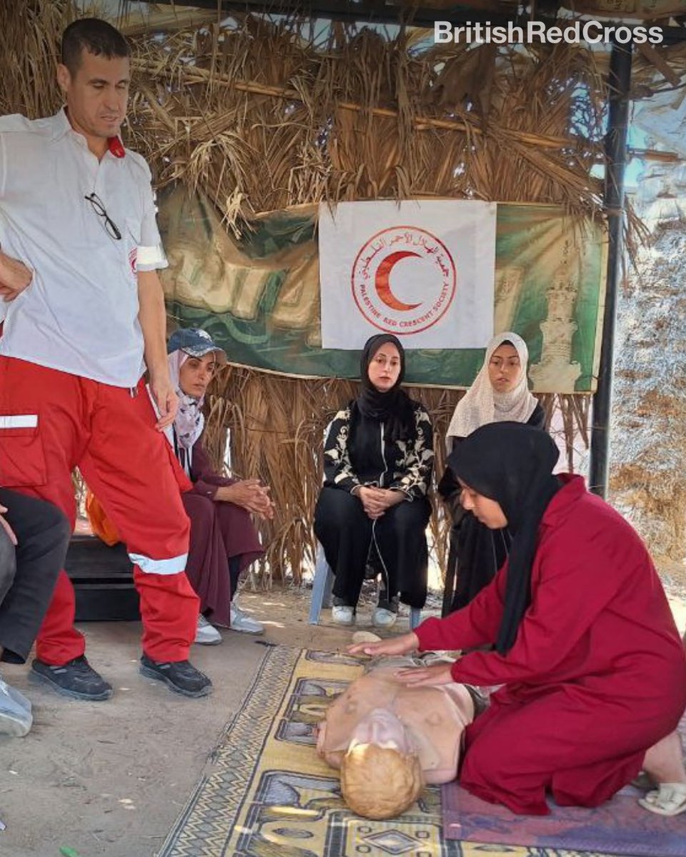 BritishRedCross's tweet image. This World Youth Skills Day, we're spotlighting young people in Gaza who've been forced to flee their homes but are learning first aid skills so they can help others.
These empowering workshops are being run by Palestine Red Crescent Society staff and volunteers.