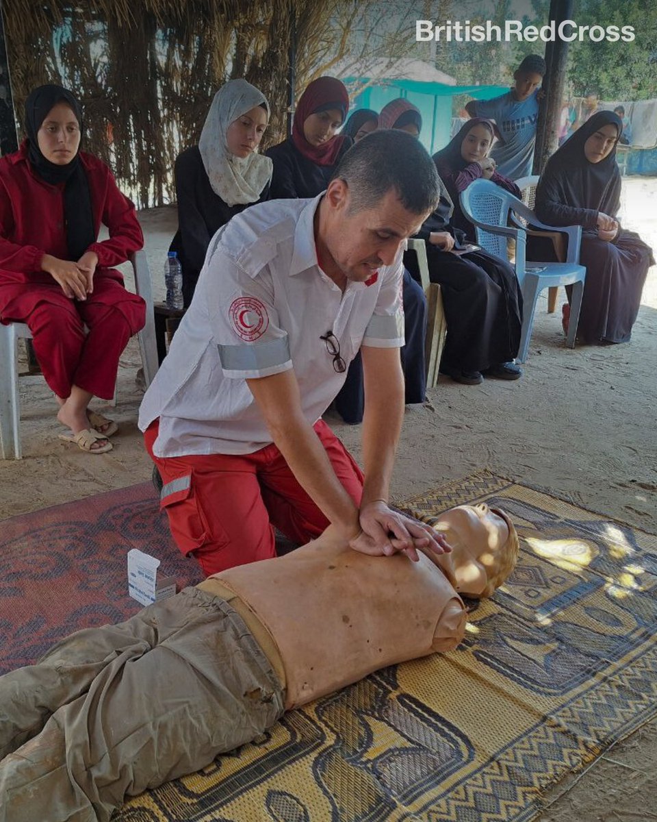 BritishRedCross's tweet image. This World Youth Skills Day, we're spotlighting young people in Gaza who've been forced to flee their homes but are learning first aid skills so they can help others.
These empowering workshops are being run by Palestine Red Crescent Society staff and volunteers.
