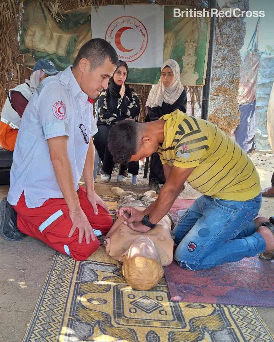 BritishRedCross's tweet image. This World Youth Skills Day, we're spotlighting young people in Gaza who've been forced to flee their homes but are learning first aid skills so they can help others.
These empowering workshops are being run by Palestine Red Crescent Society staff and volunteers.