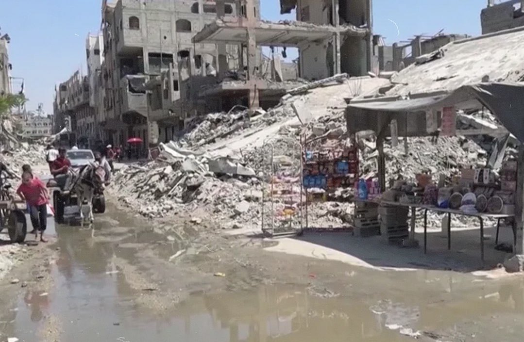 islamelhabil's tweet image. The Israeli occupation is not only killing Palestinians in Gaza through bombs, but also through environmental extermination. As safe zones disappear, families are forced to shelter near open sewage pools and garbage dumps, exposed to disease, pollution, and unlivable conditions.…