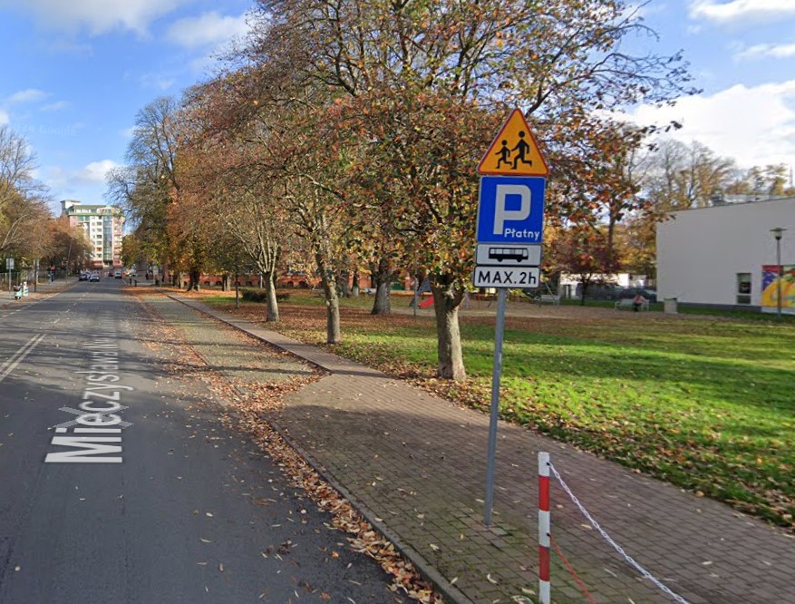 KubowiczR's tweet photo. #absurd #parking #autokary #szczecin #mapa #turysci
Szczecin to stan umysłu 😐
Jak pamiętacie sporo działałem w sprawie stworzenia mapy parkingów dla autokarów w Szczecinie. Doczekałem się ale niestety mocno ułomnej.
Dziś jednak o kolejnym absurdzie. Znaki wskazują, iż parkingi dla autokarów w Szczecinie są płatne. Nikt jednak nie wie gdzie i jak. Czy normalnie jak za samochód osobowy w parkomacie? Nie ma takiej informacji, parkomatu obok BRAK!
Mało tego. Na mapie autokarów zaznaczone są parkingi BEZPŁATNE jak na Niedziałkowskiego a jak podjedziecie to na znaku PŁATNY. Piłsudskiego przy Radissonie nie jest zaznaczony nadal, chociaż pisałem w sprawie zmian na mapie miejskiej już prawie rok temu.
To jak to w końcu jest? Coś z tego rozumiecie?
Napisałem list w tej sprawie do Pana Marcina Charęzy, kierownika miejskiego referatu ds. organizacji ruchu. Liczę na szybką odpowiedź i działania.