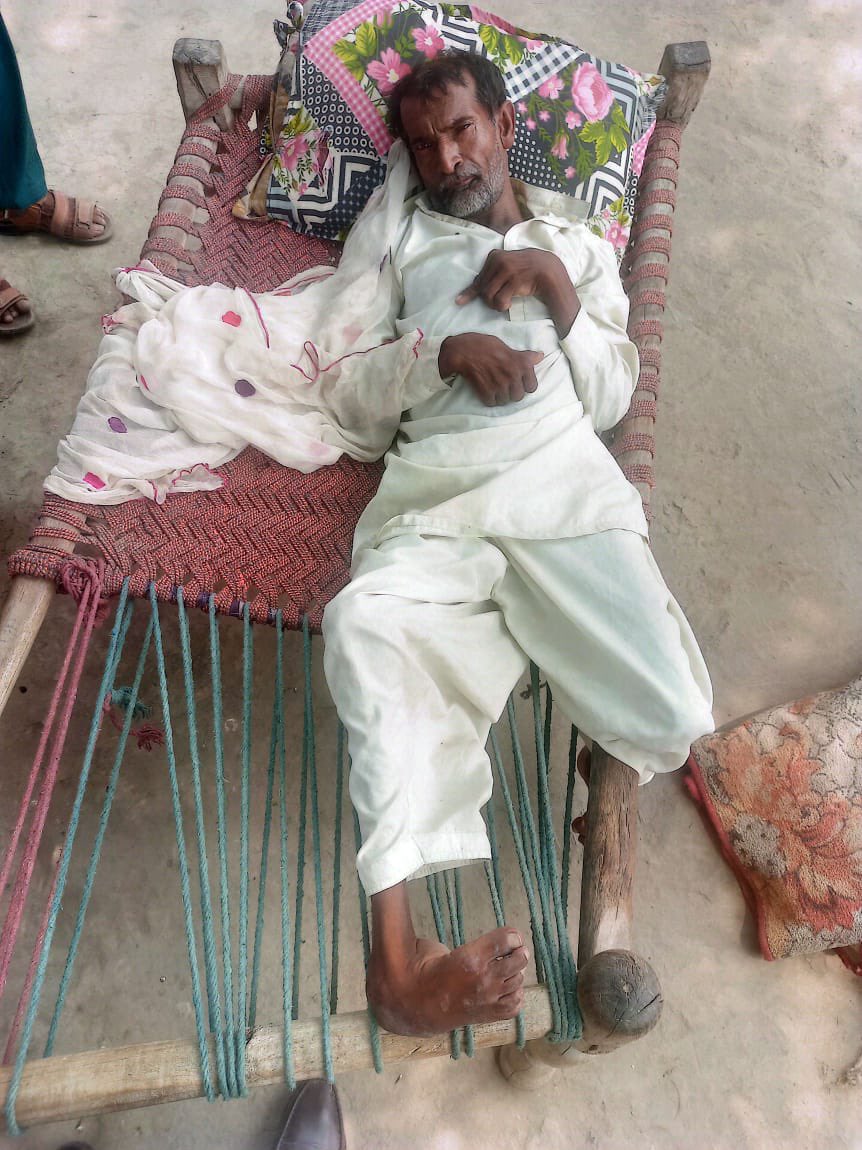 جھنگ سے مشتاق جوپیدائش سے چل نہیں سکے دو مزید بہن بھائی معذور پہلے ہی معذوری تھی اب انھیں فالج ہو گیا چارپائی تک محدوداور سادہ وہیل چیئر چلا نہیں سکیں گے انھیں الیکٹرک وہیل چیئر فراہم کرنے لیے 1 لاکھ درکار ہیں ہم سب تھوڑا تھوڑا سا تعاون کر دیں تو تینوں بہن بھائی مستفید ھو سکیں گے