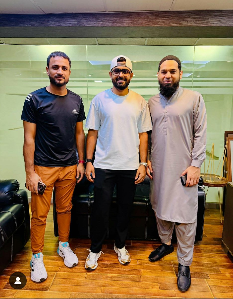 AsfaMoeed's tweet image. Cutie 🥰 with spectacle👓..

At Legends automobile,🚘 Karachi.

#BabarAzam #PakistanCricket #LordsTest #ENGvIND #ENGvsIND