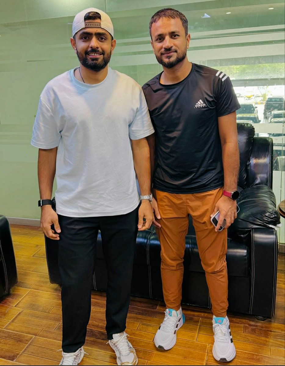 AsfaMoeed's tweet image. Cutie 🥰 with spectacle👓..

At Legends automobile,🚘 Karachi.

#BabarAzam #PakistanCricket #LordsTest #ENGvIND #ENGvsIND