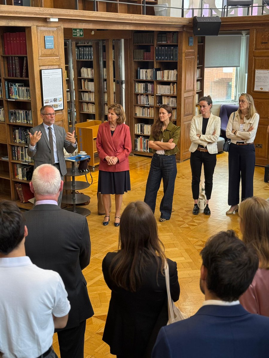 AmbDuchene's tweet image. Aujourd’hui à Londres, @JulienSteimer a échangé avec l’équipe #France au Royaume-Uni 🇫🇷🇬🇧. L’occasion de discuter de la mise en œuvre de l’agenda de transformation de @francediplo et des priorités de notre diplomatie : simplification, guerre informationnelle et service public.