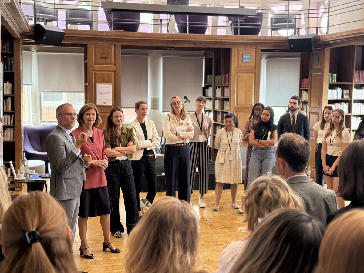AmbDuchene's tweet image. Aujourd’hui à Londres, @JulienSteimer a échangé avec l’équipe #France au Royaume-Uni 🇫🇷🇬🇧. L’occasion de discuter de la mise en œuvre de l’agenda de transformation de @francediplo et des priorités de notre diplomatie : simplification, guerre informationnelle et service public.