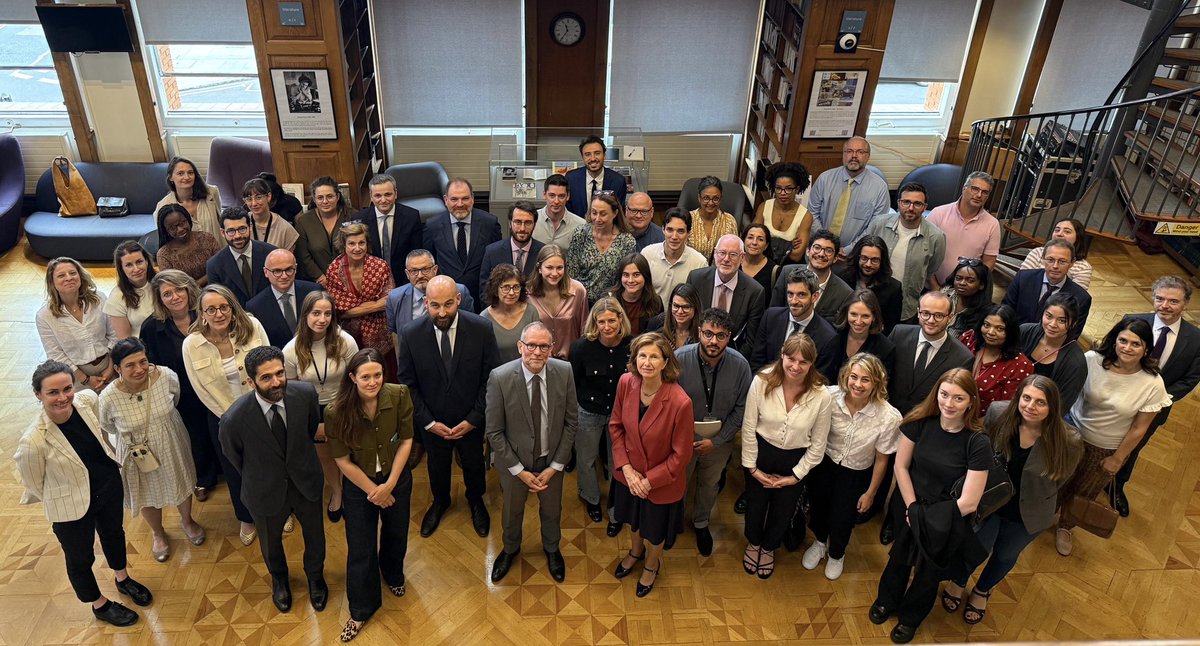 AmbDuchene's tweet image. Aujourd’hui à Londres, @JulienSteimer a échangé avec l’équipe #France au Royaume-Uni 🇫🇷🇬🇧. L’occasion de discuter de la mise en œuvre de l’agenda de transformation de @francediplo et des priorités de notre diplomatie : simplification, guerre informationnelle et service public.