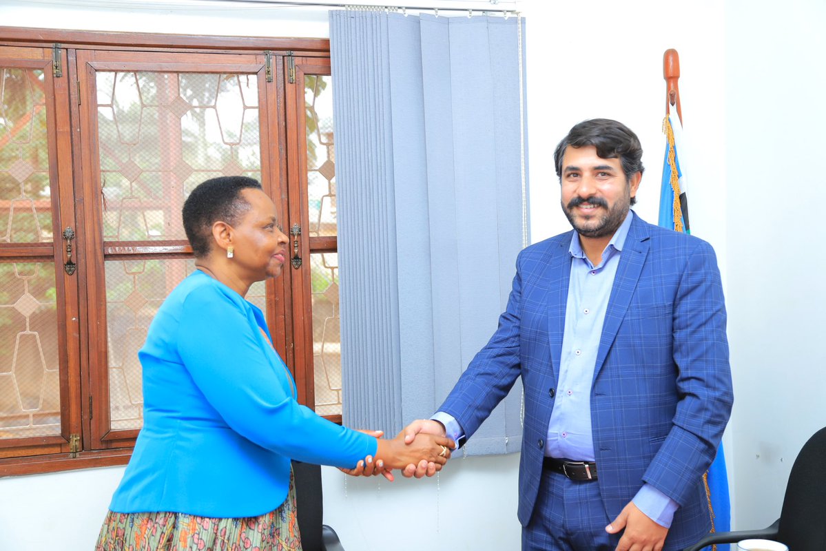 ShieldInvestors's tweet image. It’s been a pleasantly productive afternoon at SHIPU offices as Col. @edthnaka hosted @NaphtalBaguma (PhD) CEO of @RovoVenturesLTD since 2014.
Under his guidance, Rovo Ventures has grown from managing just 2-3 houses to a global portfolio exceeding 25 properties, with…