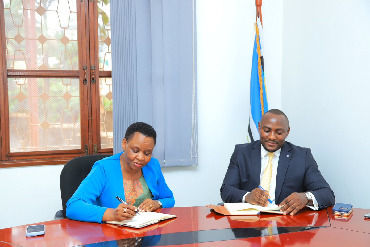 ShieldInvestors's tweet image. It’s been a pleasantly productive afternoon at SHIPU offices as Col. @edthnaka hosted @NaphtalBaguma (PhD) CEO of @RovoVenturesLTD since 2014.
Under his guidance, Rovo Ventures has grown from managing just 2-3 houses to a global portfolio exceeding 25 properties, with…