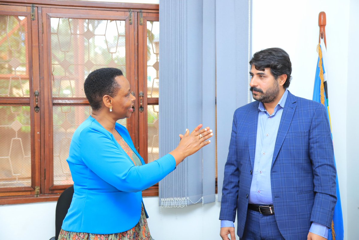 ShieldInvestors's tweet image. It’s been a pleasantly productive afternoon at SHIPU offices as Col. @edthnaka hosted @NaphtalBaguma (PhD) CEO of @RovoVenturesLTD since 2014.
Under his guidance, Rovo Ventures has grown from managing just 2-3 houses to a global portfolio exceeding 25 properties, with…