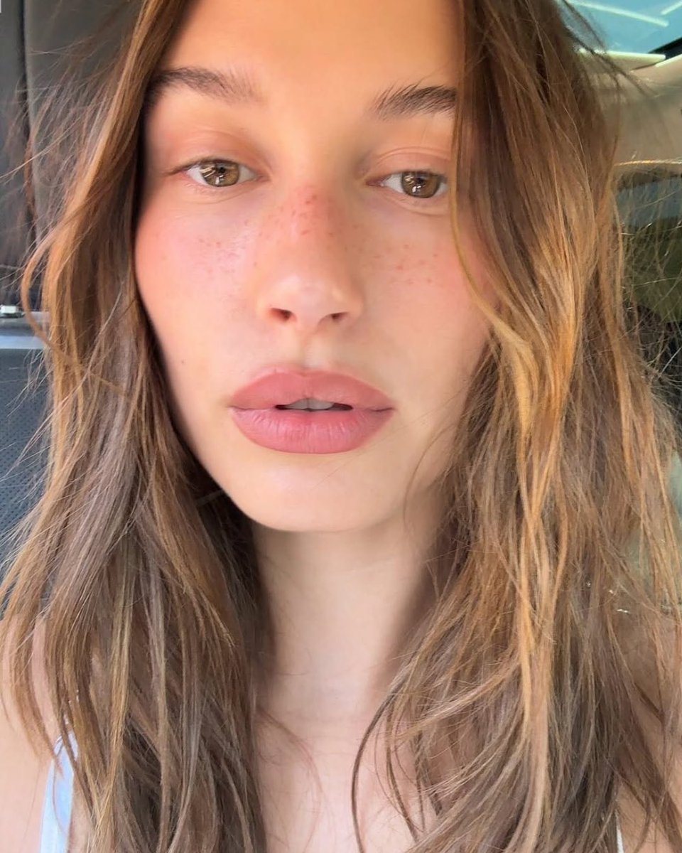 Can’t decide whether you’re prepping for humidity or a surprise downpour? Fret not,  we’ve decoded the season’s hits and misses so you don’t have to: hellomagazine.in/beauty/story/h… #HELLOIndia #HELLOMagazine