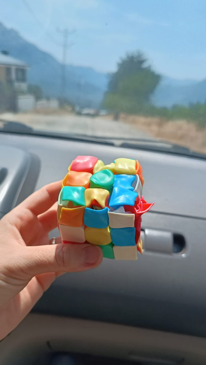 Adana sıcağı öyle bir bastırdı ki, 
arabada unutulan zeka küpü bile
 “Ben bu kadarını çözemem” deyip eridi…  Zeka yetmez, klima şart!