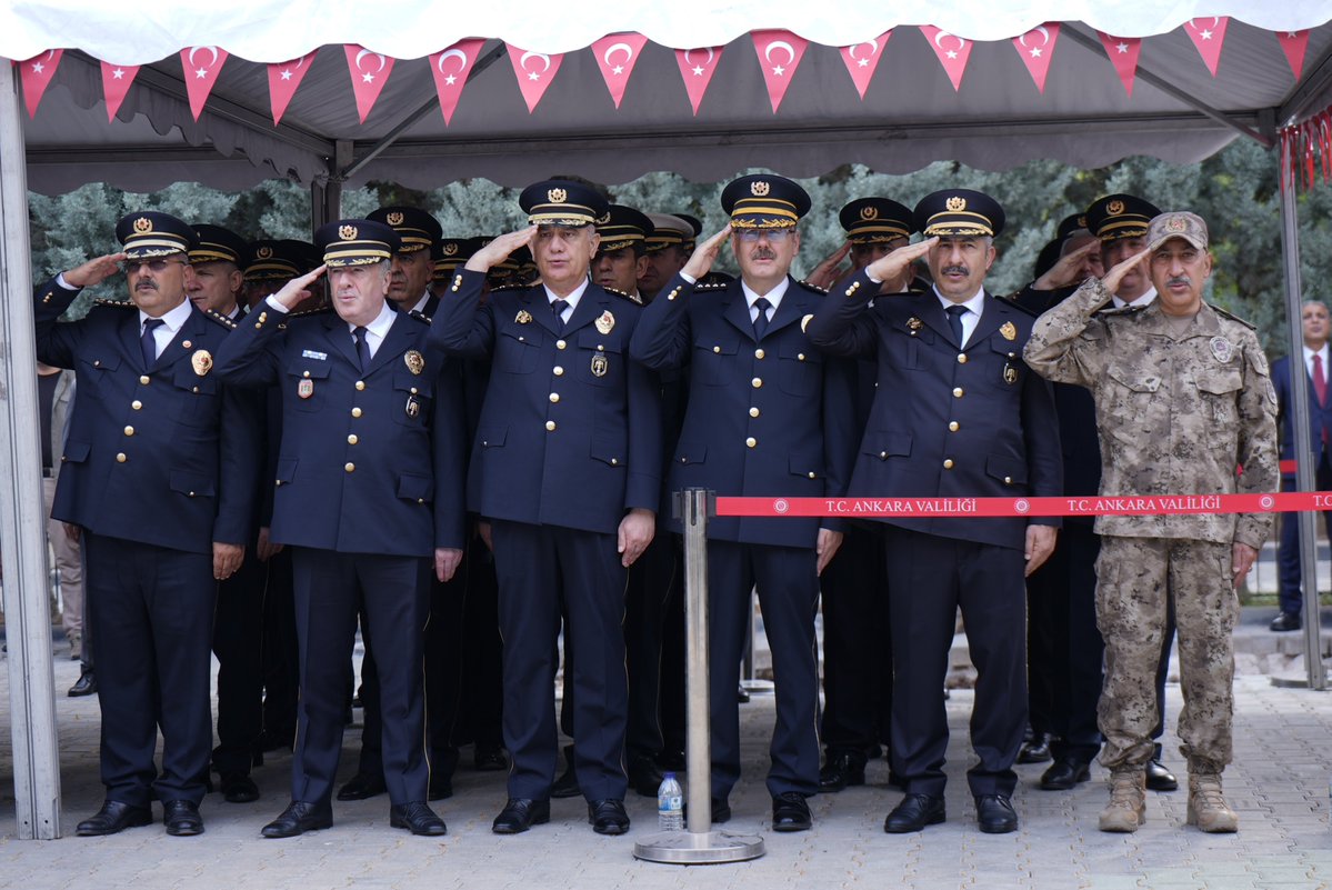 “Uğrunda can verilen toprak vatandır.” 🇹🇷

İçişleri Bakanımız Sn. Ali Yerlikaya, Aile ve Sosyal Hizmetler Bakanımız Sn. Mahinur Özdemir Göktaş ve İl Emniyet Müdürümüz Sn. Engin Dinç’in de aralarında bulunduğu devlet erkânı, Karşıyaka Mezarlığı 15 Temmuz Şehitliği | Polis