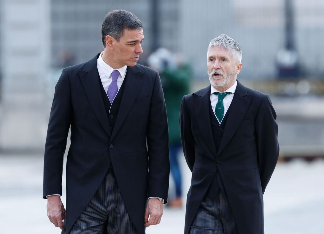 🖐️ Que levante la mano, quién piense que lo hecho por Marlaska y Sánchez Castejón en Torre Pacheco, es para desviar el foco de los casos de corrupción que rodean al PSOE 🥀.

Y poner, una vez más, en contra a la población  con los agentes de la Guardia Civil y Policía Nacional.