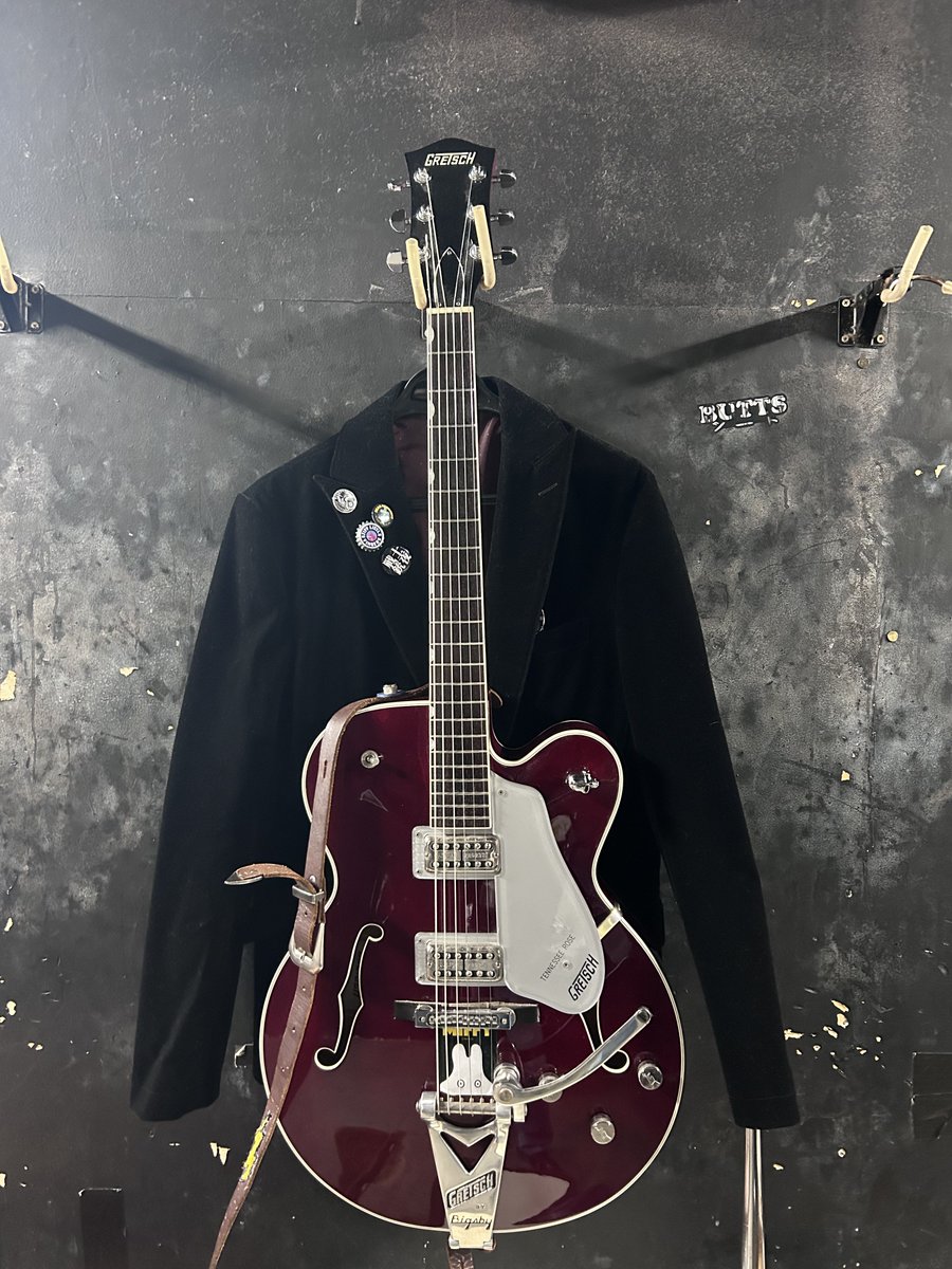 今週19(土)横浜7thAVENUE"戦士の銃の夜"からコスモと舞台に戻ります⚡️
きっとギターも重く感じるだろうな、沢山焦がした想いの丈はポッケにつめて。
楽しい夜になるようにロックンロールします！是非、久しぶりだなオイって遊びに来てください。
退院はまだしてないけどね笑

共演陣も最高の奴らです！