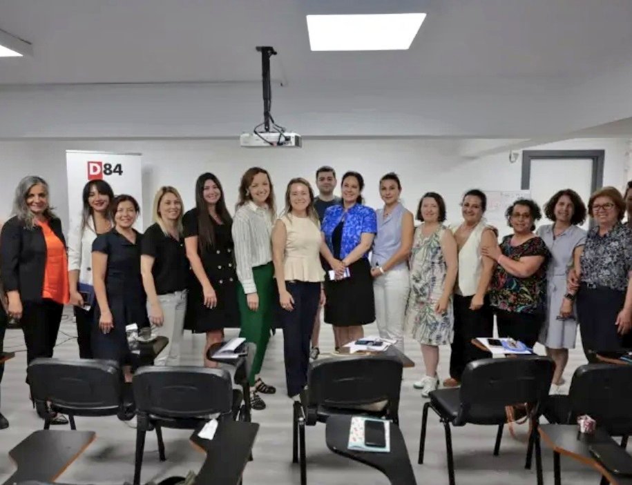 esikplatformu (@esikplatformu) on Twitter photo 🟣 Yerel Demokrasi ve Toplumsal Cinsiyetin Kesişim Noktası; "Artık seçimden seçime hatırlanan değil, her daim desteklenen, güçlenen ve birbirinden öğrenen kadın siyasetçilerin zamanı."
✒️ <a href="/aysekasikirik_/">Ayşe Kaşıkırık, PhD</a> yazdı daktilo1984.com/yazilar/yerel-… 🟣 Yerel Demokrasi ve Toplumsal Cinsiyetin Kesişim Noktası; "Artık seçimden seçime hatırlanan değil, her daim desteklenen, güçlenen ve birbirinden öğrenen kadın siyasetçilerin zamanı."
✒️ <a href="/aysekasikirik_/">Ayşe Kaşıkırık, PhD</a> yazdı daktilo1984.com/yazilar/yerel-…