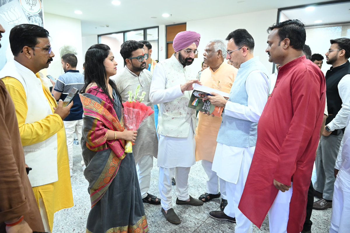 VineetMishra999's tweet image. आज संपूर्ण देश की जनता का विश्वास यूँ हीं @BJP4India एवं मा०प्रधानमंत्री आ०श्री @narendramodi में कायम नहीं है!
केंद्रीय भाजपा मुख्यालय पर केंद्रीय मंत्री देश के विभिन्न क्षेत्रों से आए लोगों की समस्याएं सुनकर कराते हैं उनका समाधान।
आज इसी क्रम में मौजूद रहे श्री जितिन प्रसाद जी।
