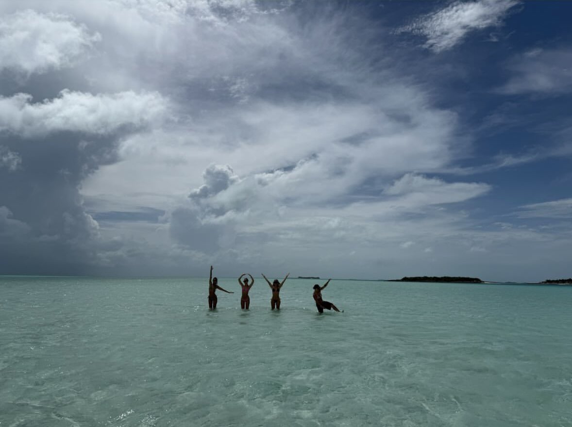 UpdatesLilyRose's tweet image. Lily-Rose is on vacation with friends in the Bahamas 🌞⛱️  She’s the one making the &quot;O&quot;