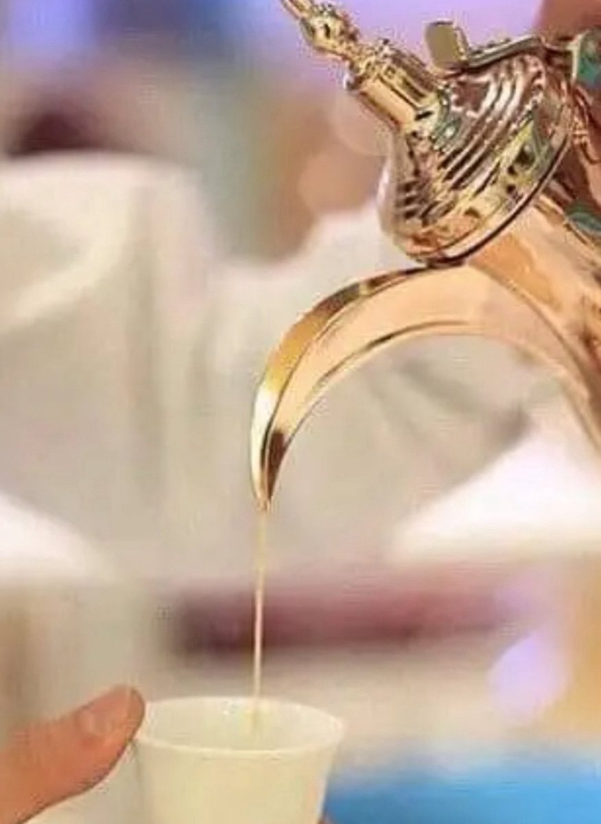 aaalkhamis's tweet image. وشقراءَ تُسكَبُ للشاربين
ألذّ مِن اللبن الخاثِرِ..

تُمَدُّ يَمينٌ بها ليمينٍ
وتُشفَعُ بالرطَبِ الناضرِ

بها يُستطابُ ادّكارُ السنين
وما كان في الزمن الغابرِ

ويحلو الحديث عن الأمنيات
وعمّا يُكابَدُ في الحاضرِ..