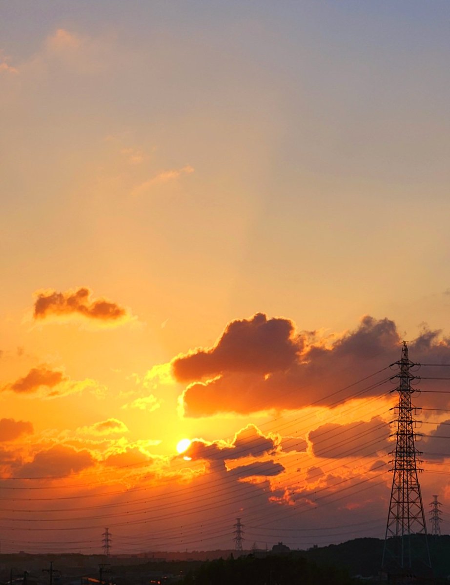rz7j2xMw3q29104's tweet image. お疲れ様です✨
今日は素敵な夕空に出会えました🙋
「夕陽の輝きに目を奪われて❇️」
今日は雨あがりで蒸し暑い1日でした💦
夜は涼しくして、ゆっくりお過ごし下さいね🌃✨
いつもありがとうございます🙇
#イマソラ
#夕焼け
