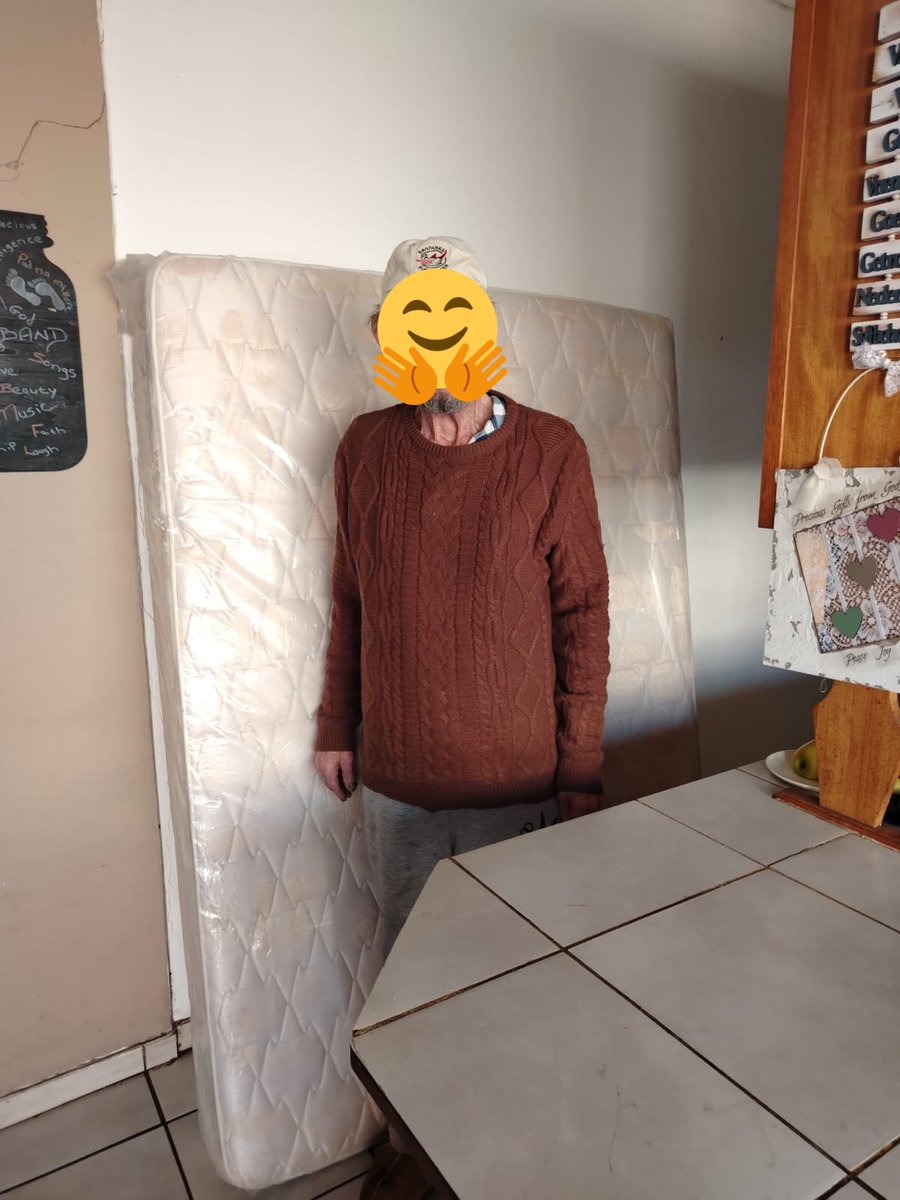 AidGuys's tweet image. Elderly receiving their new mattress...