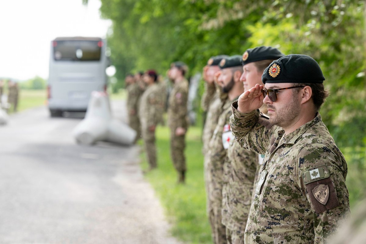 CAFwithUkraine's tweet image. After weeks of training, Ukrainian soldiers leave our training location to return home and defend their country. Canadian troops with #OpUNIFIER salute them as they depart. The determination of Ukrainian soldiers commands deep respect.