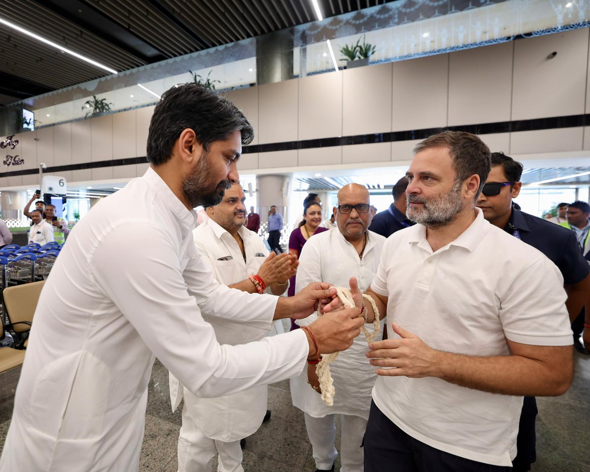 आज लखनऊ में जननायक राहुल गांधी जी का स्वागत किया। 

जय कांग्रेस!
