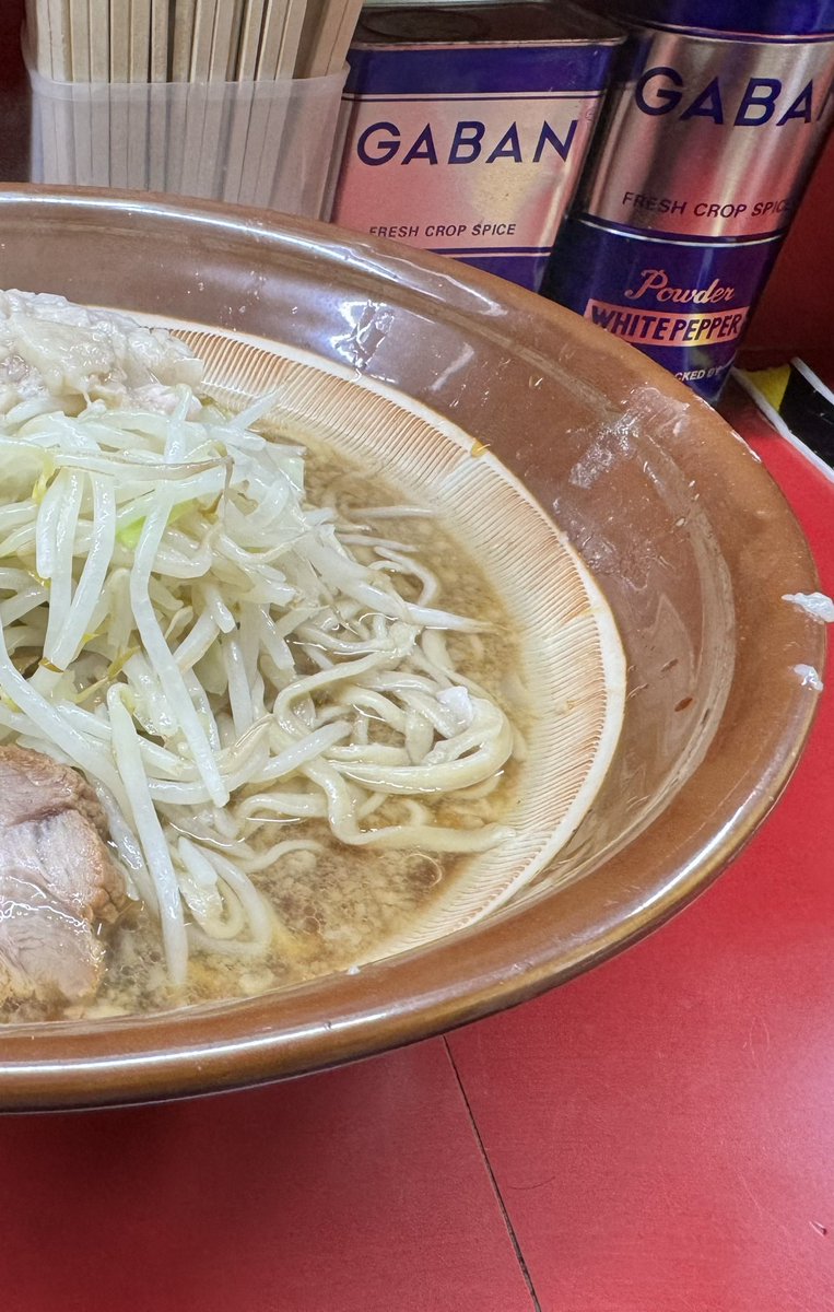 nao__919's tweet image. ラーメン二郎 中山駅前店

大ラーメンぶた2枚
やさい少にんにくあぶら

今日は夜勤が中止になったから仕事が終わってからNKYMに♬♬

めちゃくちゃ美味しかった〜🤤⤴️⤴️
今日も最&amp;amp;高👍
いつも本当にありがとうございます🙇‍♂️
ご馳走様でした🙏