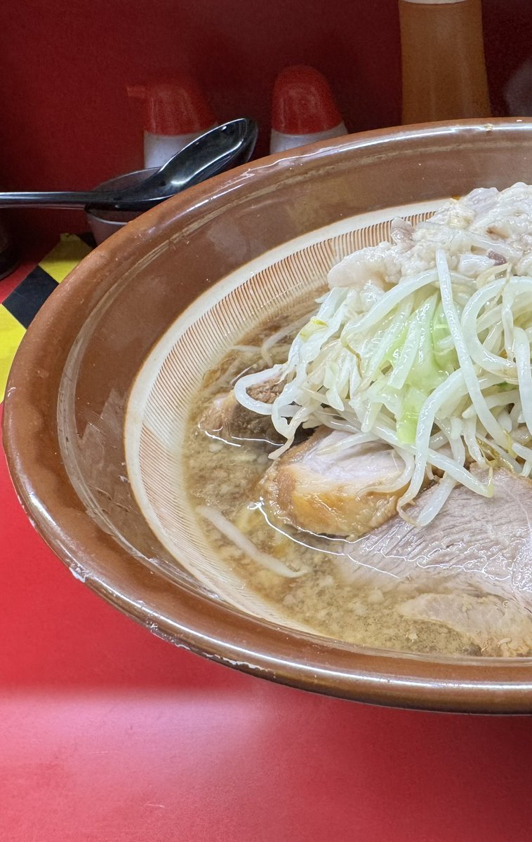 nao__919's tweet image. ラーメン二郎 中山駅前店

大ラーメンぶた2枚
やさい少にんにくあぶら

今日は夜勤が中止になったから仕事が終わってからNKYMに♬♬

めちゃくちゃ美味しかった〜🤤⤴️⤴️
今日も最&amp;amp;高👍
いつも本当にありがとうございます🙇‍♂️
ご馳走様でした🙏