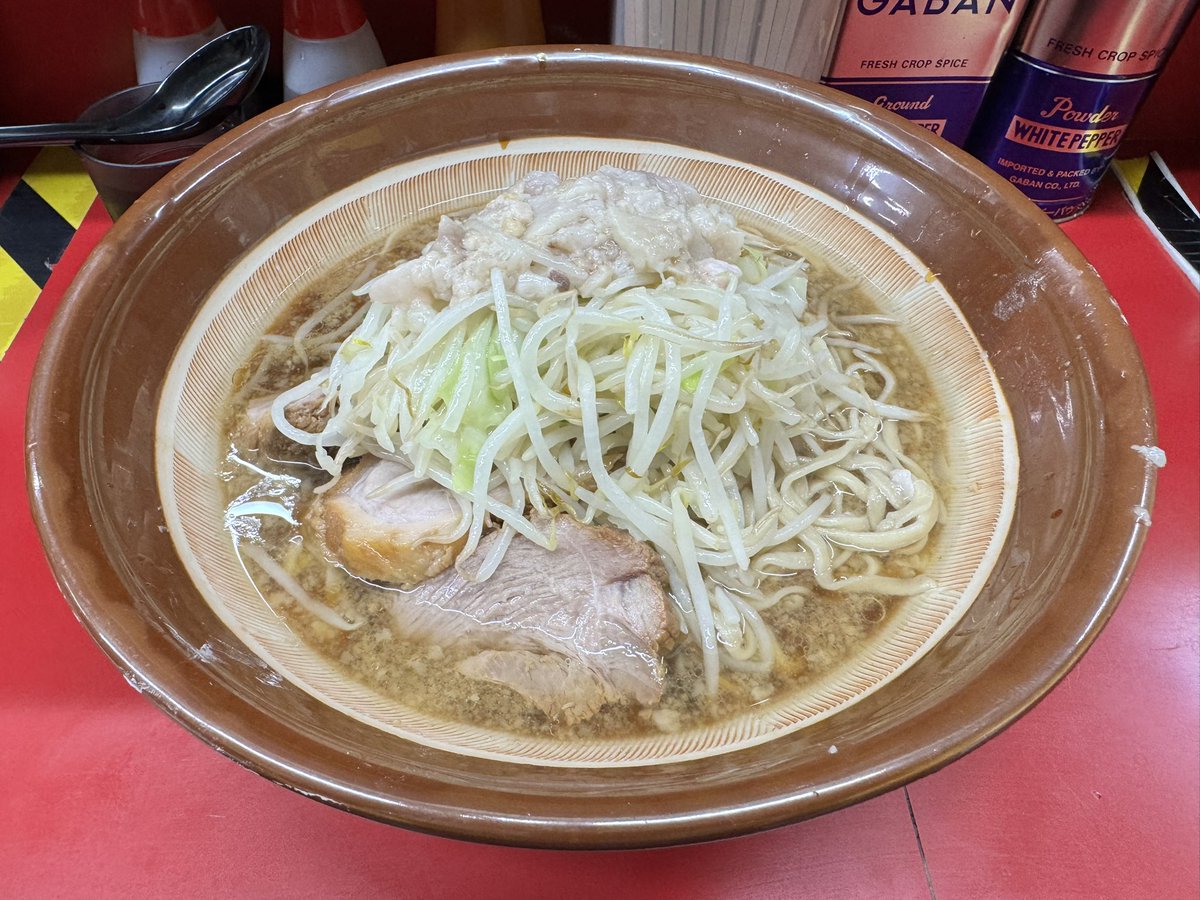 nao__919's tweet image. ラーメン二郎 中山駅前店

大ラーメンぶた2枚
やさい少にんにくあぶら

今日は夜勤が中止になったから仕事が終わってからNKYMに♬♬

めちゃくちゃ美味しかった〜🤤⤴️⤴️
今日も最&amp;amp;高👍
いつも本当にありがとうございます🙇‍♂️
ご馳走様でした🙏