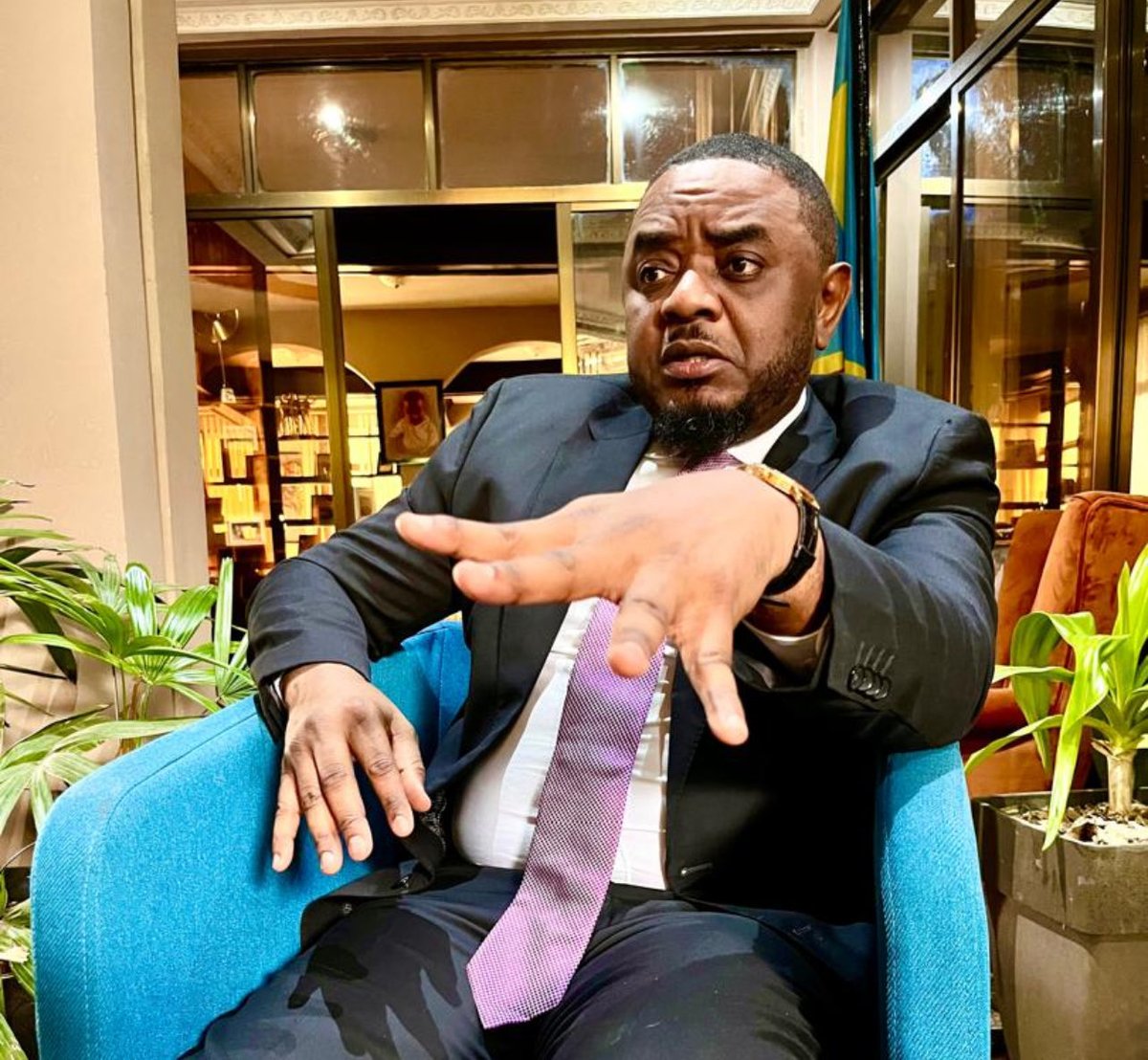 Protéger notre jeune démocratie des charognards qui ont décidé de l’enterrer car eux savent le goût  du sang et le maniement des armes ,voilà le combat du mouvement LE CENTRE en cette période de tribulation.Aimez votre pays !