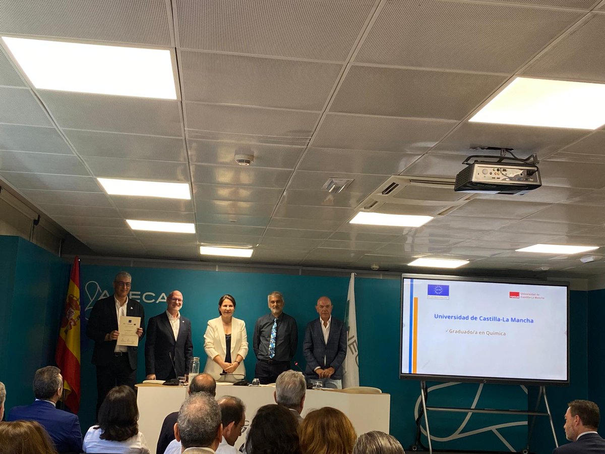 🧑‍🎓El Vicerrector de Estudios, Calidad y Acreditación ha recogido en la sede de ANECA el reconocimiento integral de calidad por el sello EUROBACHELOR al Grado de Química.
#Química #Eurobachelor #Calidad