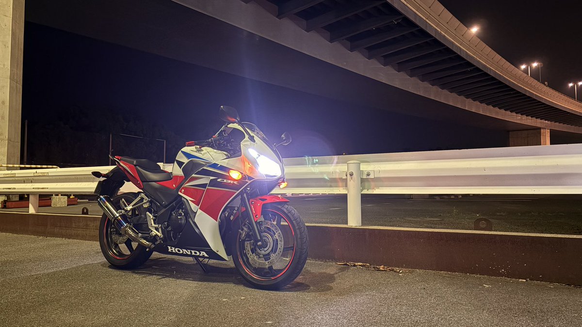Maeda_nn_man's tweet photo. この数日CB400SF欲しい熱がオーバーフローしてて仕事が手につきません😭
現実的には今のCB250RとCBR250Rの環境から増車は無理だけど、思い入れが強すぎてどちらか手放すのも嫌で😭
悩んでるうちにスーフォア売れちゃうんだろなー😭
#バイクが欲しいけど手放せない
#NC42
#MC52
#MC41 https://t.co/aT4gfSrME5