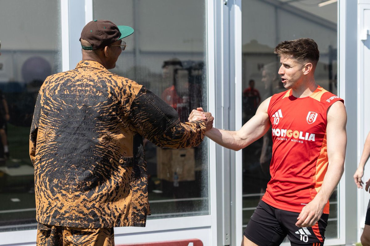 Beku__Beku's tweet image. MR FULHAM ❤️ Honestly cannot describe how nice this guy was.
Made me feel so special and legitimately got the whole squad to take time to come say hello to me. CAPTAIN LEADER LEGEND.
Not exaggerating when I say one of the soundest people I’ve ever met. ONE MORE YEAR!