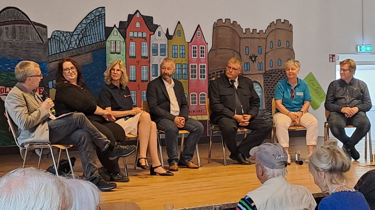 „Niemand soll allein bleiben mit dem, was passiert ist.“ Andrea Schnackertz (Diakonie) bei #Erftstadt2025. Erftstadt zieht Lehren aus der Flut: Leuchttürme, neues Schutzkonzept, mehr Kommunikation. #Flut2021 #Katastrophenschutz #Solidarität #Diakonie #kirchekoeln #DiakonieKöln