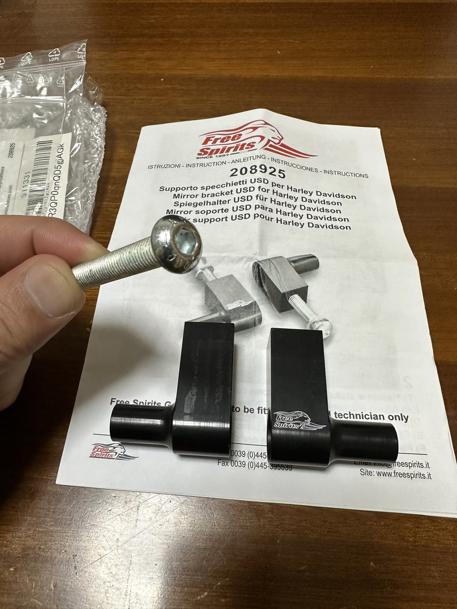 お疲れ様です😌

👇これね、ミラーを逆さまにするための
ブラケット

まぁまぁのお値段なのに、ネジが鉄にメッキ仕上げっていう…絶対サビるじゃんって事で、ネジ屋さんでステンレス製のネジを注文しました👍