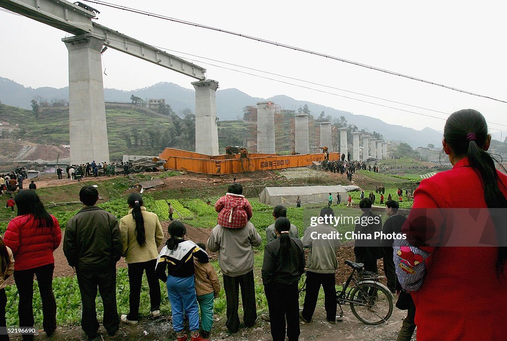 JuliusLahmer's tweet photo. @Jingjing_Li For multiple safety reasons in most civilzed countries trains have to slow down significantly when passing through a station. As in China nothing is save and the road or brigde you are on may just disappear from one second to another, this makes sense, I guess. https://t.co/Lhw3xLtyHS