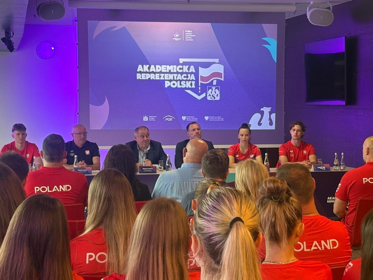 Uniwersytet Warszawski (@uniwarszawski) on Twitter photo Trwa konferencja prasowa z udziałem rektora #UW, prezesa <a href="/PasjaAZS/">Akademicki Związek Sportowy</a> prof. <a href="/AlojzyZNowak/">Alojzy Z. Nowak</a> przed wyjazdem Reprezentacji Polski na 32. Letnią Uniwersjadę w Rhine-Ruhr.
– Osiągajcie sukcesy, wyżyny, zdobywajcie medale i nowe przyjaźnie. Jesteśmy z Was dumni – powiedział rektor. Trwa konferencja prasowa z udziałem rektora #UW, prezesa <a href="/PasjaAZS/">Akademicki Związek Sportowy</a> prof. <a href="/AlojzyZNowak/">Alojzy Z. Nowak</a> przed wyjazdem Reprezentacji Polski na 32. Letnią Uniwersjadę w Rhine-Ruhr.
– Osiągajcie sukcesy, wyżyny, zdobywajcie medale i nowe przyjaźnie. Jesteśmy z Was dumni – powiedział rektor.