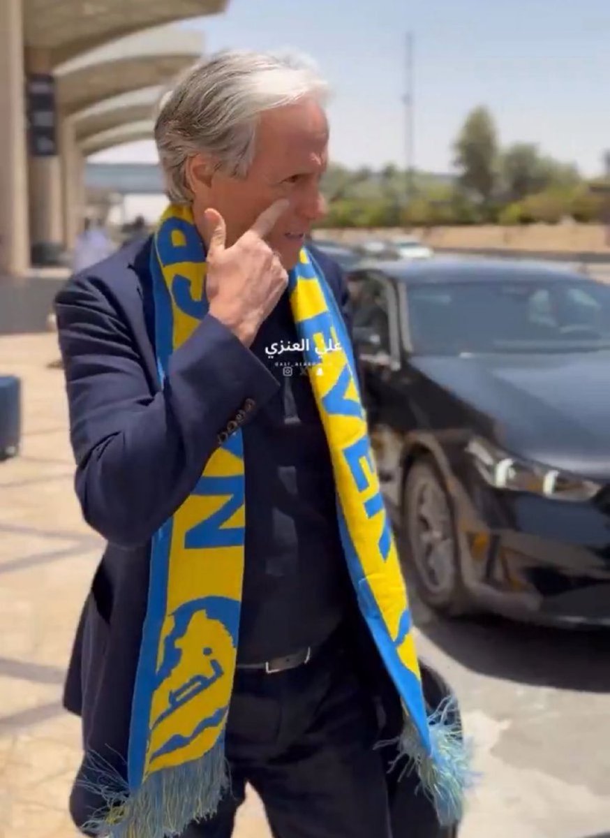 يا نفرح معه 
يا نتلاعن معه

وش الاقرب 🤷🏻‍♂️