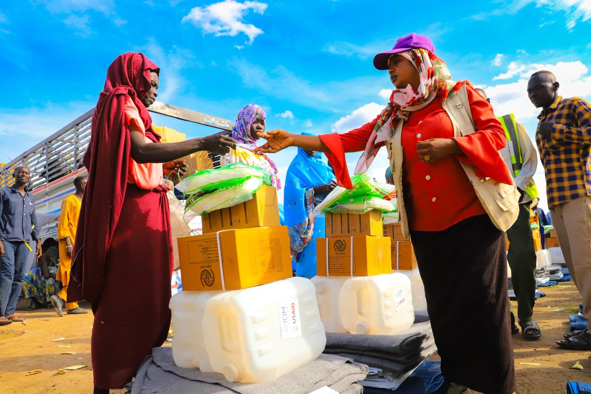 IOMSudan's tweet image. 📍Damazine, Blue Nile
IOM and @HumanAppeal provided emergency relief to 5,000 people affected by conflict through the distribution of essential household items, helping families impacted by conflict to stabilize and recover.
Supported by the Government of the United States 🇺🇸