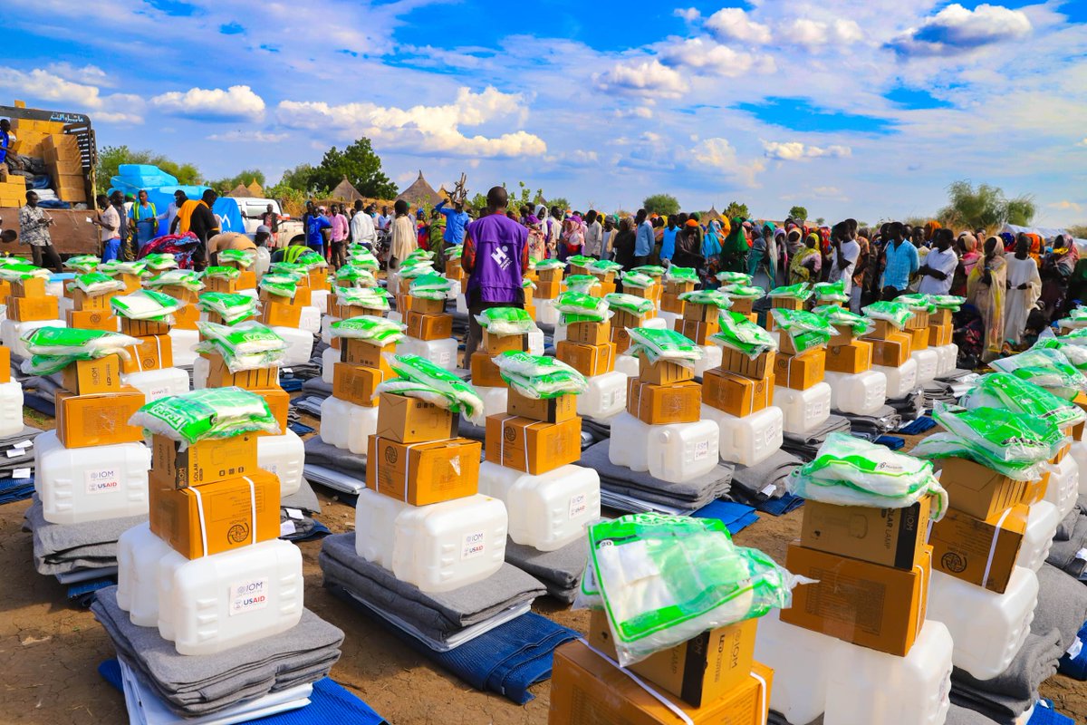 IOMSudan's tweet image. 📍Damazine, Blue Nile
IOM and @HumanAppeal provided emergency relief to 5,000 people affected by conflict through the distribution of essential household items, helping families impacted by conflict to stabilize and recover.
Supported by the Government of the United States 🇺🇸