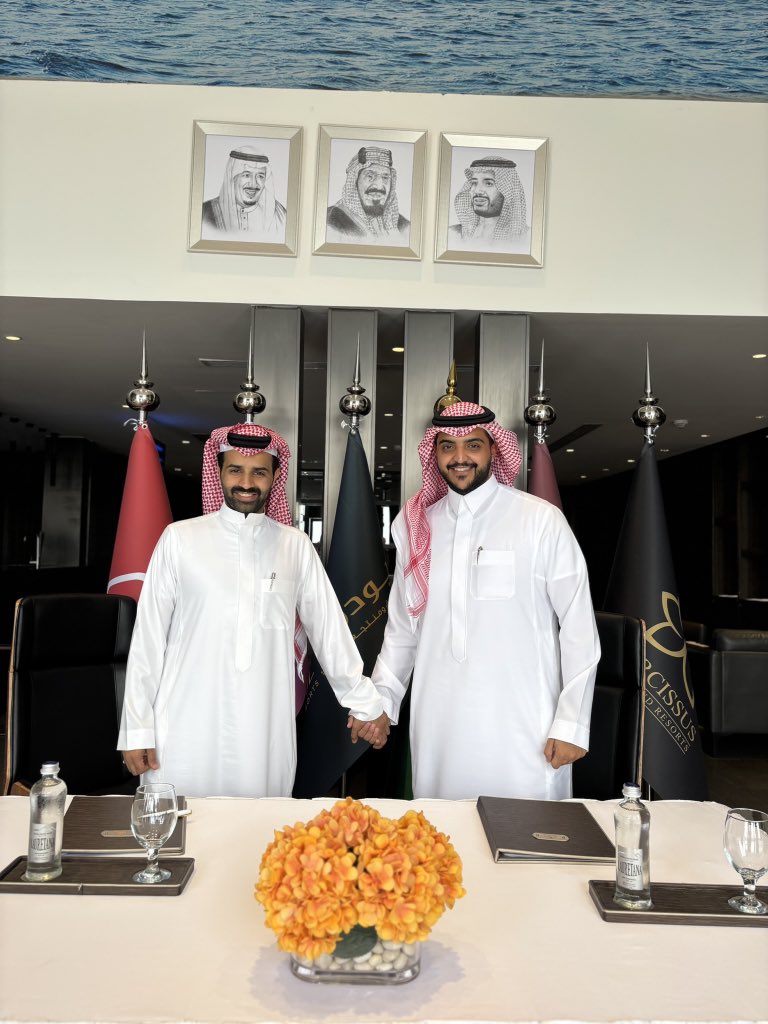 المدح مايزها على كل رجال
المدح يزها من يشيل الثقيله 
عينتك بلي لا تكا للحمل شال 
لا قال قوله ماتحصل بديله 

رجال الأعمال سيف الخليوي