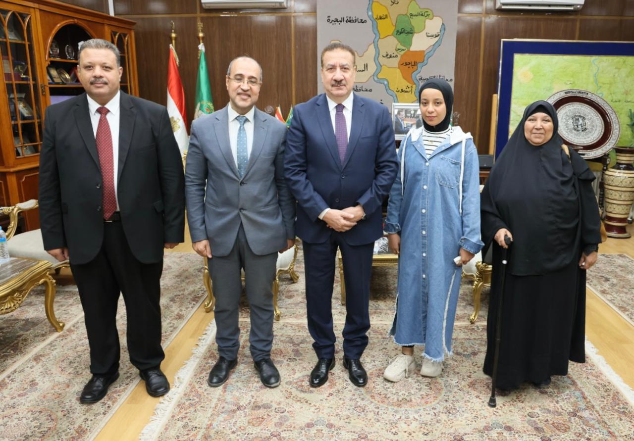 بمكافأة مالية وشهادة تقدير ودرع المحافظة.. محافظ المنوفية يكرم الطالبة "شيماء نمرة" الأولى على الجمهورية بشهادة الدبلومات الفنية التجارية 