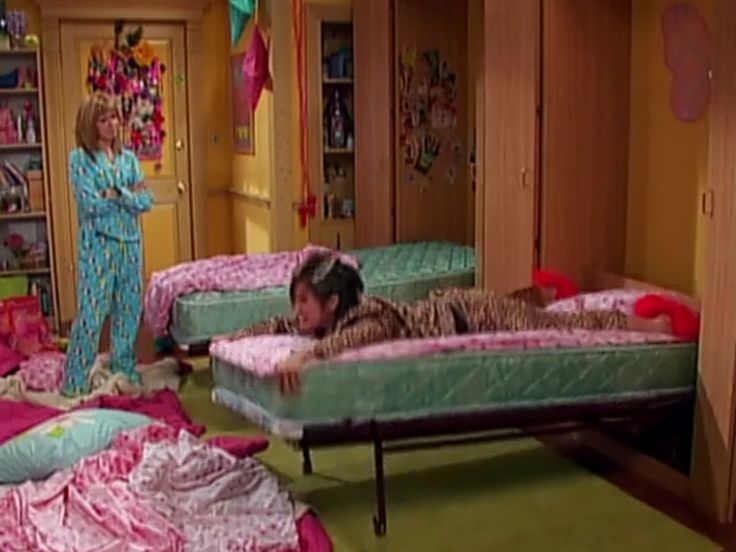 c_lineczk_'s tweet image. Czy wy też chcieliście mieć chowane łóżko w szafie, jak Maddie z nie ma to jak hotel?