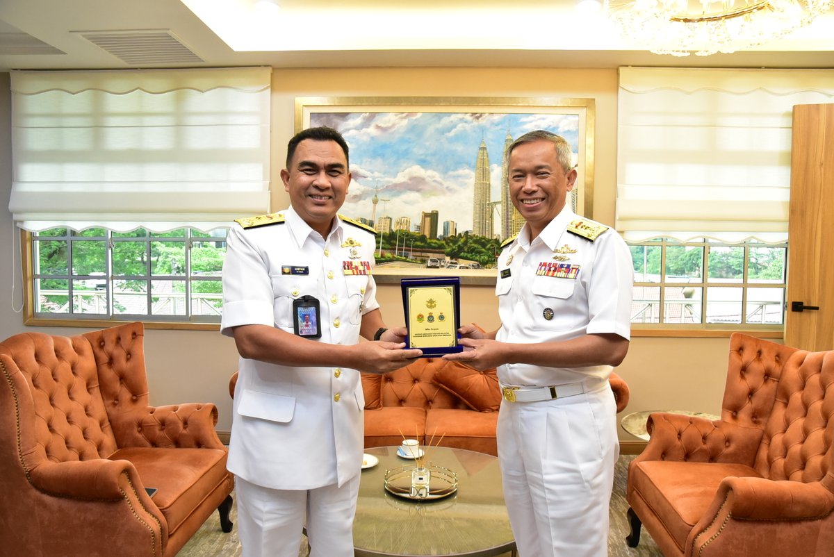 𝗞𝗨𝗡𝗝𝗨𝗡𝗚𝗔𝗡 𝗛𝗢𝗥𝗠𝗔𝗧 𝗞𝗣 𝗕𝗠𝗔𝗦 𝗞𝗘𝗣𝗔𝗗𝗔 𝗞𝗣 𝗦𝗘𝗣
Kuala Lumpur, 15 Julai 2025 - Laksma Ts. Dr. Hisyam bin Harun, KP BMAS telah mengadakan kunjungan hormat kepada Laksda Fadhli bin M, KP SEP di pejabat beliau.