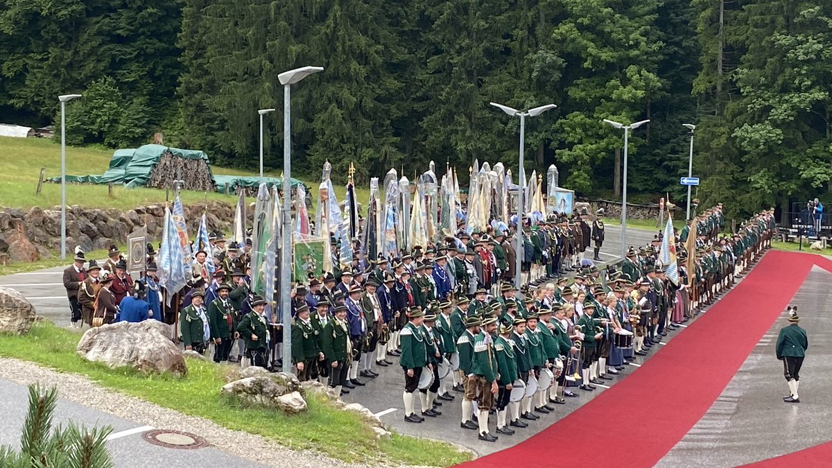 Bundeskanzler besucht Bayern auf der Zugspitze. Klares Ziel: D. muss seine wirtschaftliche Wettbewerbsfähigkeit wieder herstellen. Steuern und Energiepreise runter, Bürgergeld reformieren, EU muss von Green Deal auf Economic Deal umschalten. Deeskalation im US-Zollkonflikt.